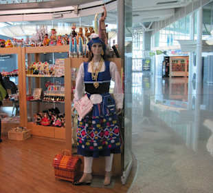 Landestracht Frau im Airportshop