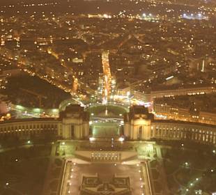 Nächtliche Ansicht vom oberen Eiffelturm