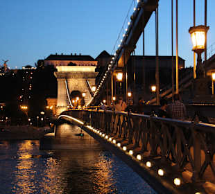 Kettenbrücke bei Nacht, in Richtung Burg