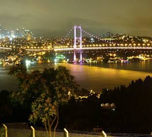 Bosporusbrücke bei Nacht