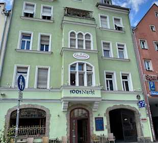 Sitzbereich vor dem Restaurant 