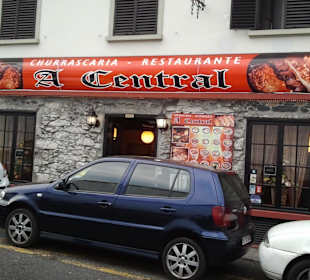 Central neben der Kirche