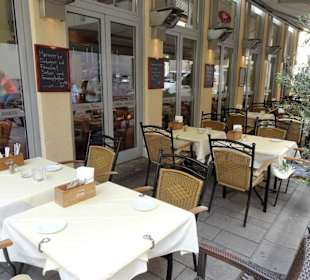 Tische im Außenbereich der Osteria Vetro