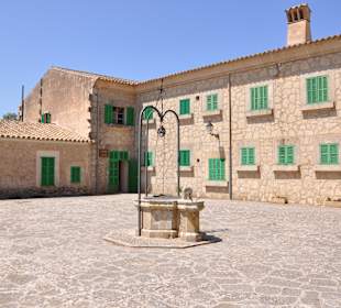 Innenhof mit Zisterne