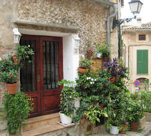 Liebevoll dekorierte Eingänge