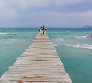 Bootssteg in das flache Wasser