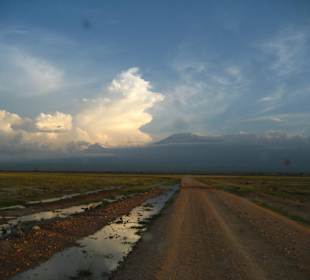 Waschbrettpiste vor dem Kilimandscharo