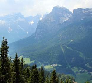 Blick zum Sassongher und Marmolada