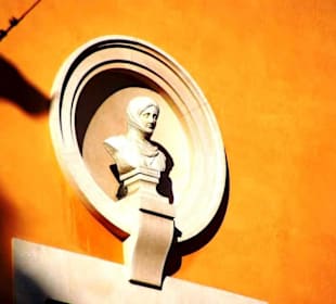 Vorplatz oben Steinfiguren