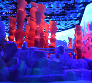 Futuristischer Bereich mit Fahrgeschäften