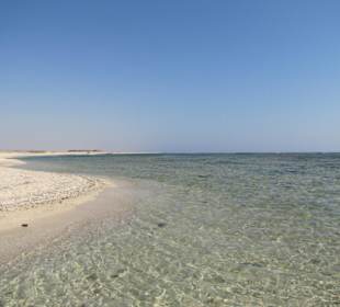 Plaża na lewo od hotelu Pensee Azur Resort  za pomostem
