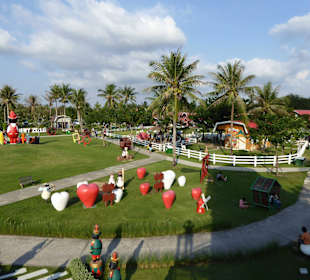 Blick von der Windmühle über den Park
