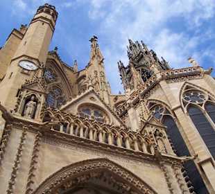 Über dem Eingangsportal