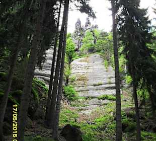 Bizarre Felswände in Hausnähe