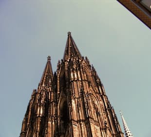 Der Kölner Dom bei blauem Himmel