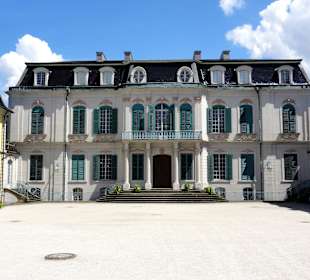 Die Frontansicht des Schlosses