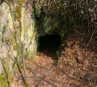 Kleiner Höhleneingang