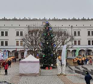 Markt mit Weihnachtsbaum