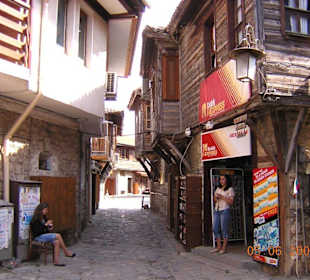 Sehr enge Gasse mit Geschäften