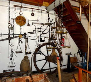 Werkzeuge und Waagen in der Museumsmühle