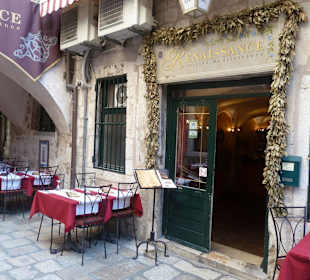 Schöner Terrassenbereich vor dem Eingang