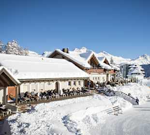 Chesa al Parc mit Eislaufplatz