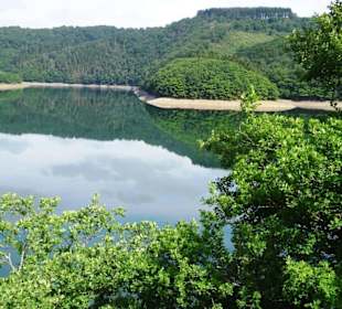 Blick über den See der Talsperre