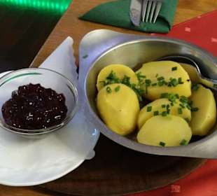 Petersilienkartoffeln und Preiselbeeren