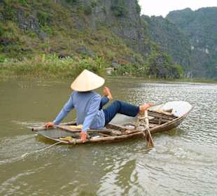 Beinruderin in der trockenen Halong-Bucht