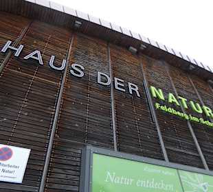 Haus der Natur - direkt gegenüber des Hotels Eingang mit Hoc