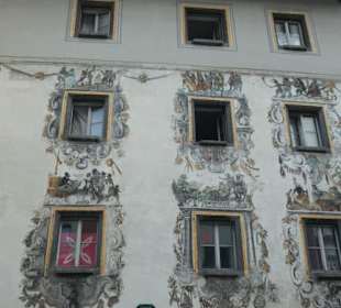 Rückseite vom Hirschenhaus mit der Affenfassade