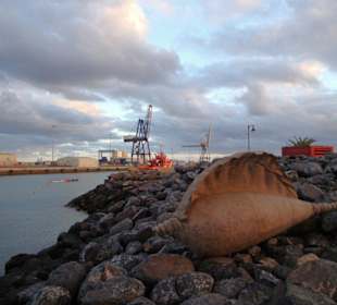 Kunstwerke an der Hafenpromenade