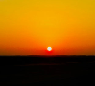 Sonnenaufgang über der kubischen Wüste