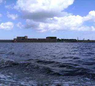 Hafenrundfahrt: Nordschleuse: links zu,rechts auf