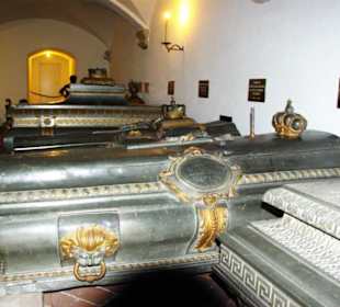 Särge auf der rechten Seite vom Raum