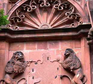 Am Eingang zum Schloss