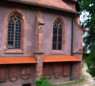 Unten die Grabplatten