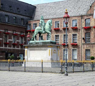Das Jan-Wellem-Reiterstandbild vor dem Rathaus
