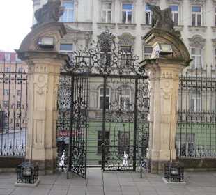 Vor der Kirche