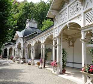 An den Kolonnaden im Kurpark Bad Berneck