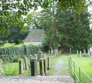 Direkt neben dem Burgfriedhof in der Neustadt