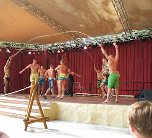 Show auf der Wayang-Bühne im Tropendorf