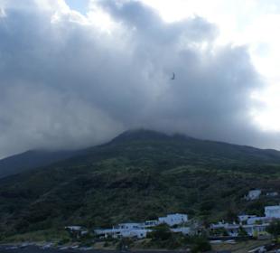 Der Vulkan auf Stromboli wolkenverhangen