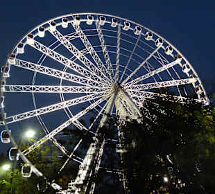 Młyn diabelski w centrum miasta