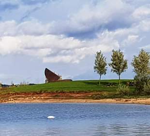 Hinten mit Kunstwerke, sind kleine Inseln