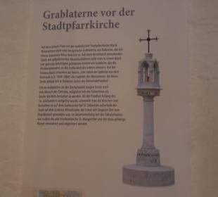 Grablaterne vor der Stadtpfarrkirche