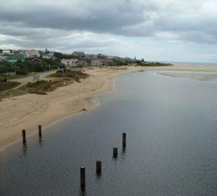 Der Dampflok fährt durch wunderschöne Landschaften