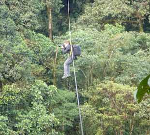 Fotos schießen am Seil über der Schlucht