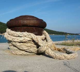 Einsamer Poller in der Bucht