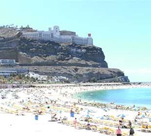 Blick vom Strand aufs Hotel